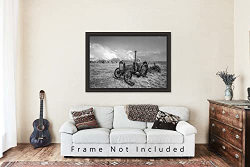 Принт снимка на страната (без рамка) е Черно-бяла фотография на класическия трактор McCormick-Deering в един дъждовен ден на ферма